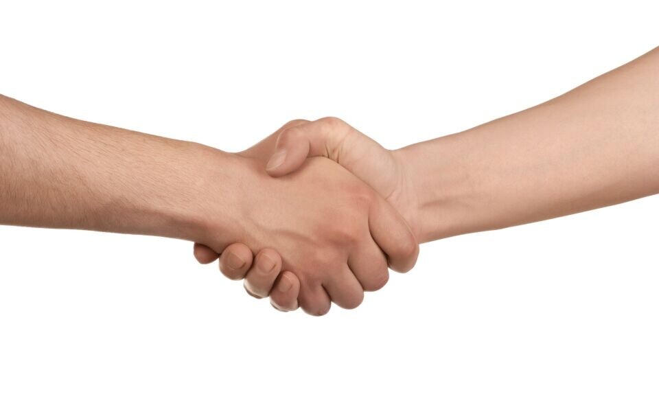 Bioingeniørene på Hamar pleier ikke å ta initiativ til å håndhilse på pasientene. Grunnen de oppgir er hygiene. Men den som rekker frem hånda, blir ikke avvist. Foto: iStock Photo.