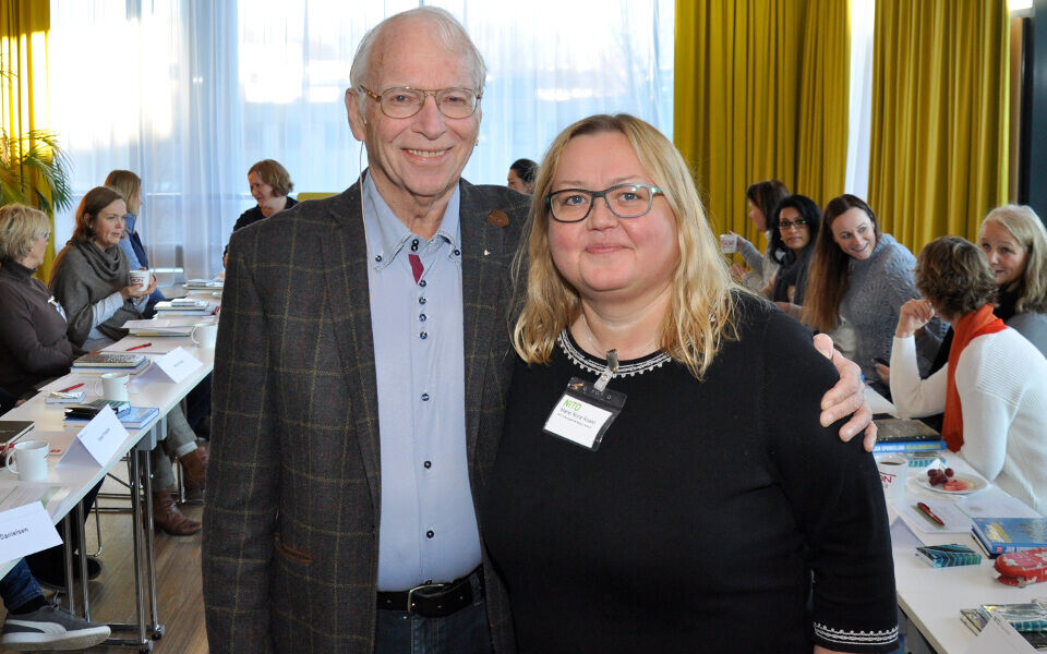 LEDEROPPLÆRING: – Det er interesse og behov for kurs om relasjonskompetanse, sier Marie Roald (til høyre), seniorrådgiver i Bioingeniørfaglig institutt (BFI). BFIs kurs i relasjonsledelse med Jan Spurkeland (til venstre) ble raskt fulltegnet. Roald lover flere kurs hvis det er interesse for det. Foto: Frøy Lode Wiig