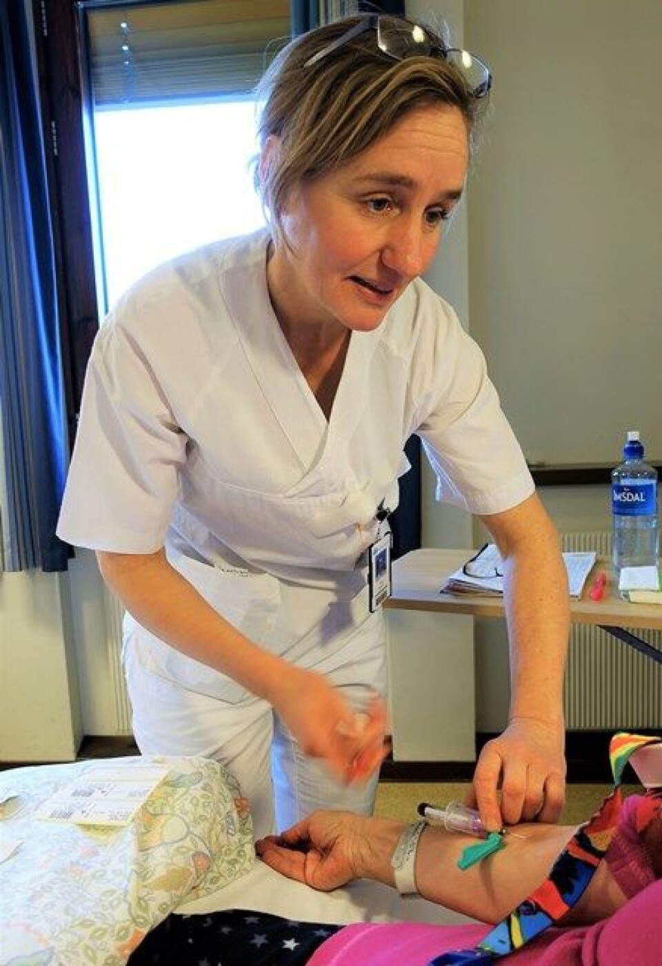 Øyekontakt med pasienten er viktig. Overbioingeniør Heidi Kolseth forteller alltid pasienten at hun kommer fra laboratoriet når hun skal ta blodprøver på sengepostene. Foto: Tone Elise Eng Galåen.