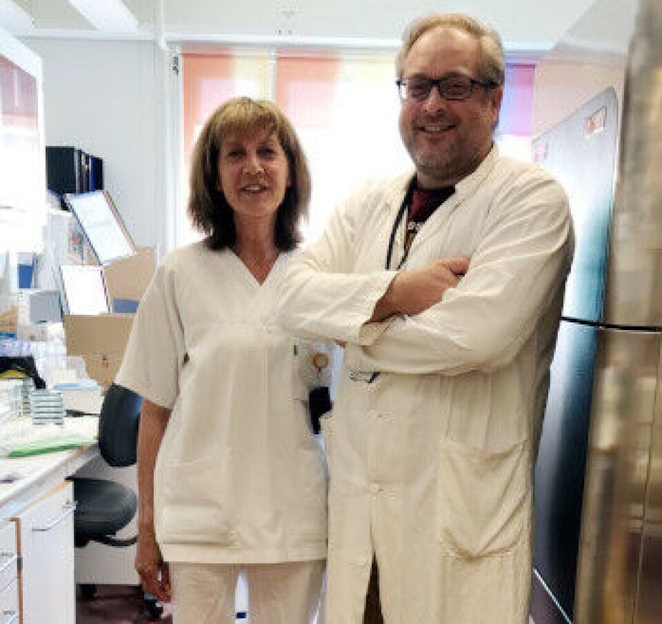 Bioingeniør Bente Borgen ved OUS og mikrobiolog og molekylærbiolog André Ingebretsen. Foto: Privat