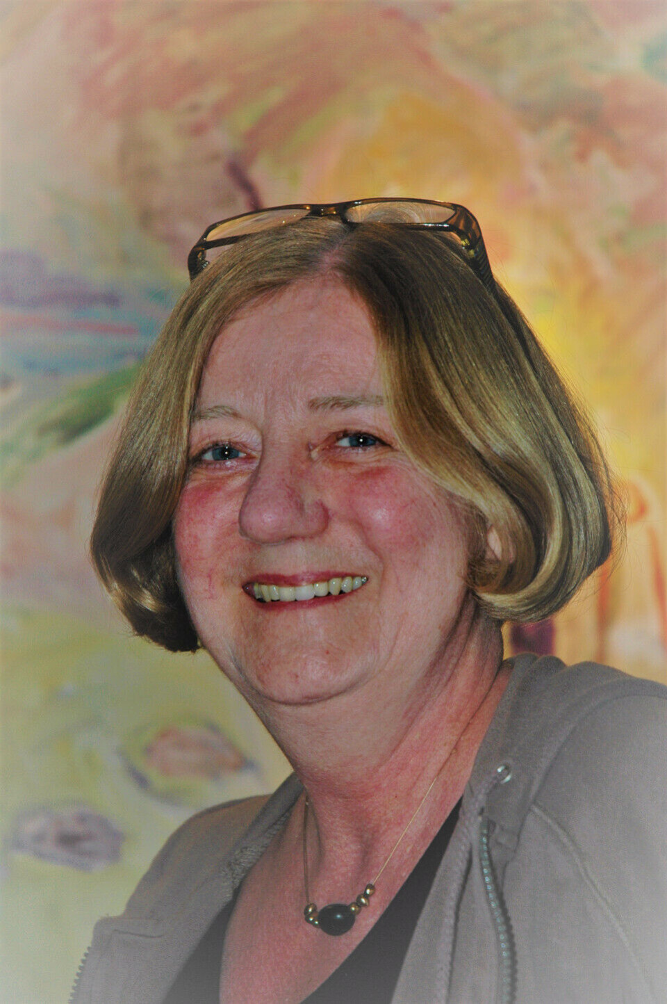 KUNSTINTERESSERT: Gnisten i øynene til Patricia kom først til sin rett da hun ble fotografert foran et vakkert maleri hun har i stua si. Foto: Bente Bolstad