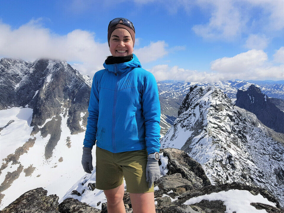 Sara Eriksen er glad i naturen og opptatt av å ta vare på den. Her på Store Dyrhaugstind i Hurrungane. Foto: Randi Bakketun