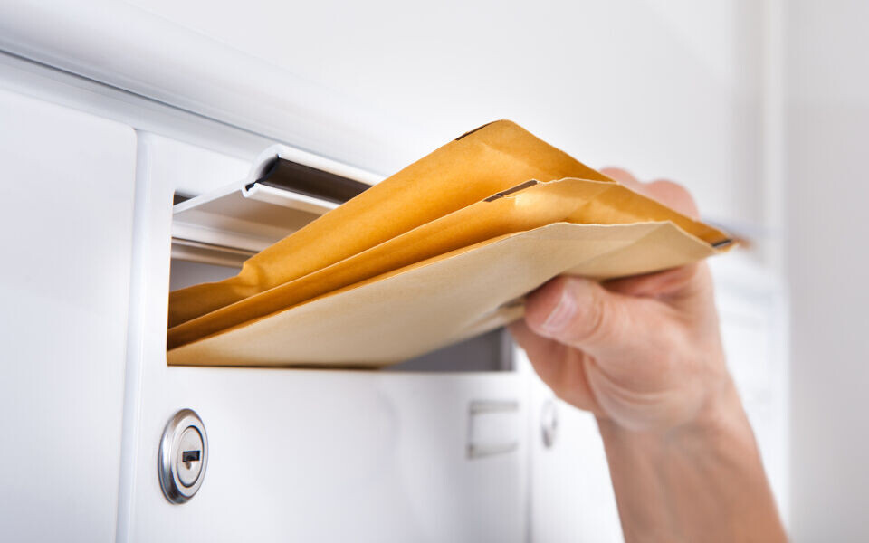 Fra 2020 kan det bli postlevering kun annenhver dag i Norge. Noklus er redd for at kontrollene som benyttes til kvalitetssikring av laboratorievirksomheten ikke vil nå frem til alle deltakerne innen holdbarhetsfristen. Illustrasjonsfoto: iStock