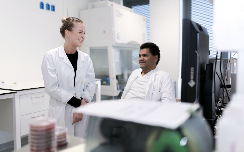 Funksjonsleiar Tiril Knutsen og bioingeniør Walelgne Yimer Mekonnen er tidleg ute med bruk av KI på laboratoriet for medisinsk mikrobiologi i Haugesund. Foto: Eirik Dankel, Helse Fonna