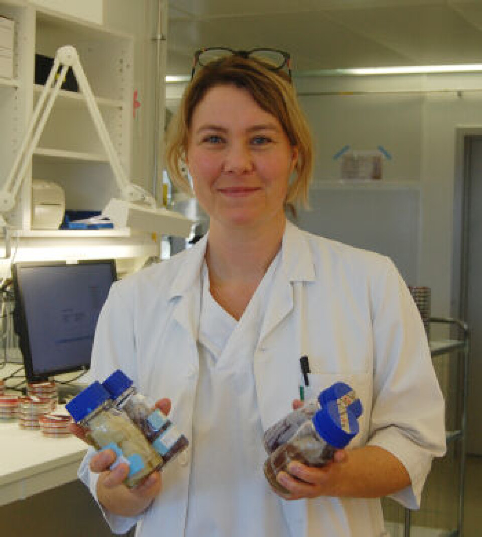 Overlege Heidi Espvik har vært med på å undersøke de kontaminerte engangsvaskeklutene. Hun skryter av kollegaene på Ahus som har mobilisert med et smil under pseudomonasutbruddet.