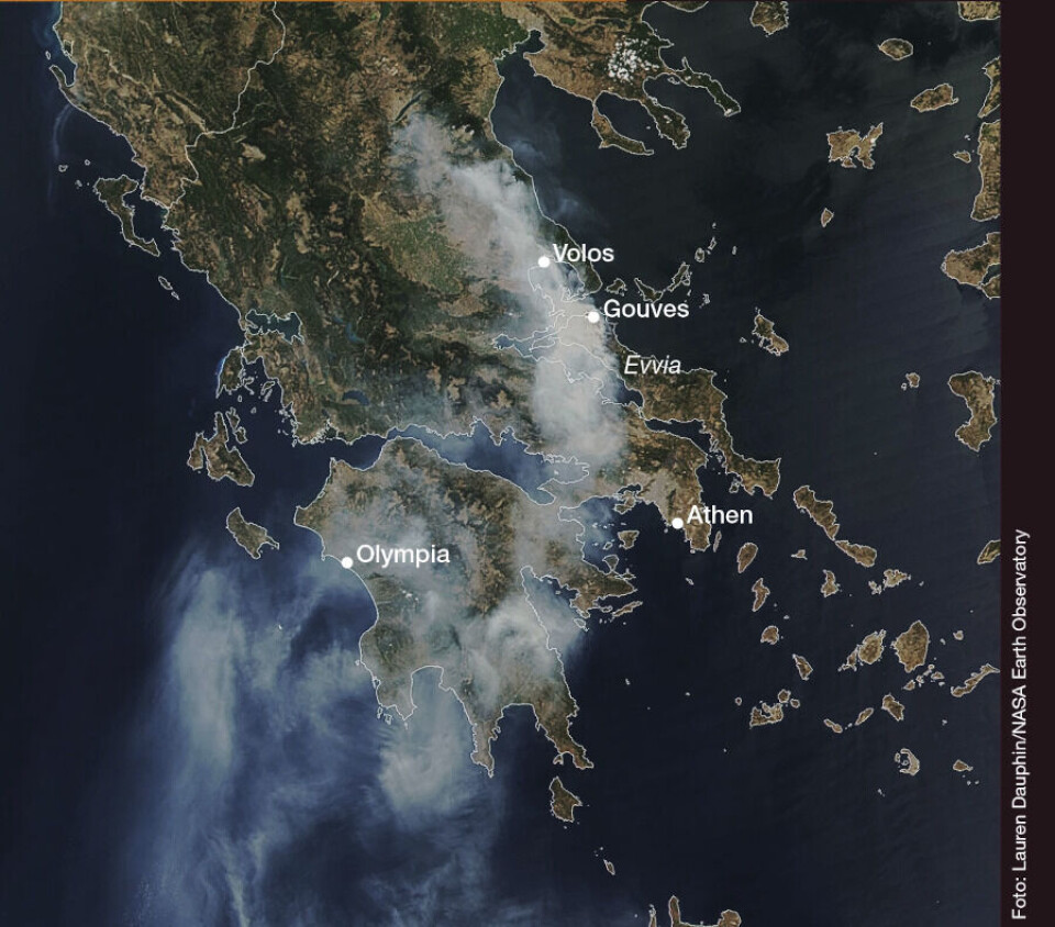 Eksempel på konsekvens av klimagassutslipp: Klimaendringene fører til at skadelig røyk fra store skogsbranner dekker store befolkede områder. I 2021 var Hellas hardt rammet av slike branner. Bildet er tatt 8. august i 2021 og viser hvordan store deler av landet var innhyllet i røyk. Foto: Lauren Dauphin/NASA Earth Observatory