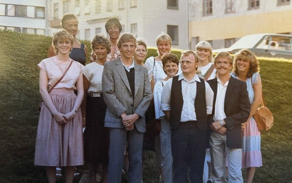 Klassebilde av MIP-kullet i Trondheim som ble uteksaminert i 1984. De var åtte elever og fire lærere. Tore er i grått midt på, mens Knut er i blå jakke til høyre. Foto: Privat.