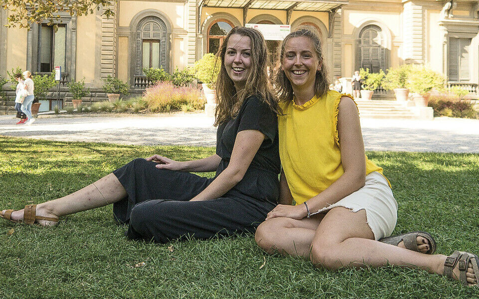 Artikkelforfatterne Kristin Sørby (t.v.) og Johanne Liverød Stensheim på plenen utenfor kongressenteret. Foto: Grete Hansen