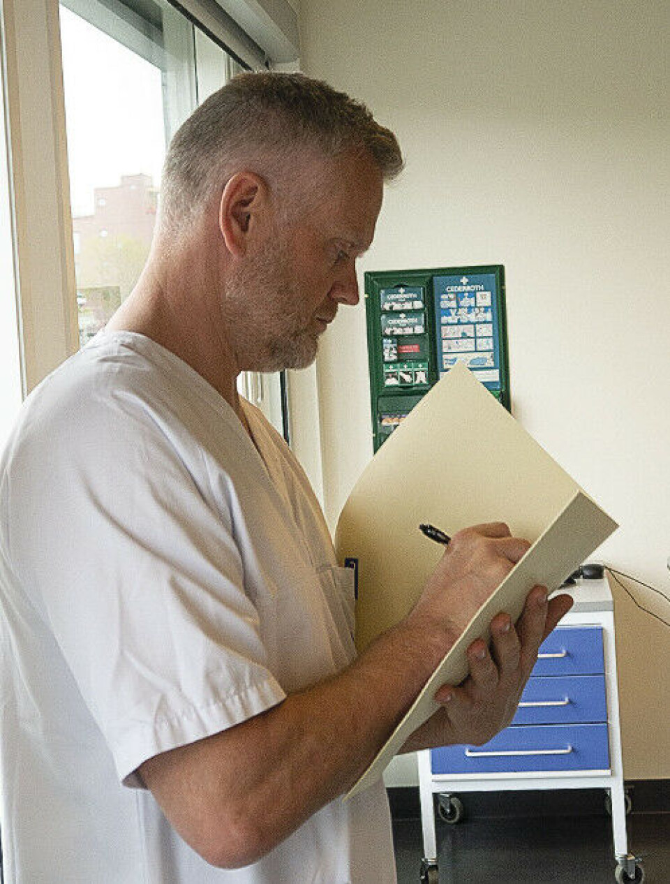 Frode Vågen observerer og noterer. Foto: Grete Hansen