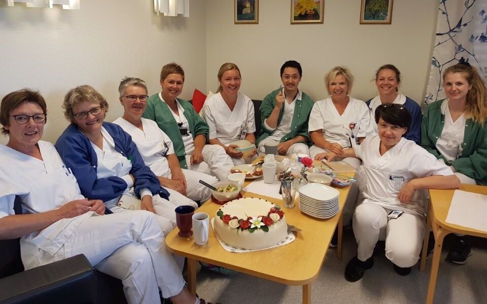 Kryssordkaken for nr. 5, 2019 gikk til medisinsk biokjemi og blodbank på sykehuset på Gjøvik. Foto: Privat