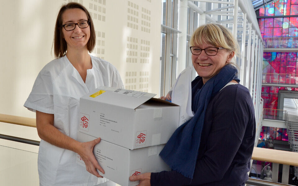 OUS har så langt bestilt 14 000 doser med influensavaksine, og håper å måtte bestille mange flere. Her har Birgitte Kolsung fra Hjerte-, lunge- og karklinikken og overlege Ragnhild Raastad fra Avdeling for smittevern mottatt 500 av vaksinene. Foto: Elin B. Øvrebø