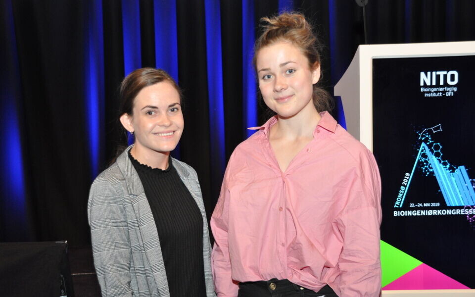 Julie og Marie er «sykehusproffer». På bioingeniørkongressen holdt de et sterkt og tankevekkende foredrag om hvordan man kan skape trygge møter mellom barn og bioingeniør på sykehus. Foto: Svein A. Liljebakk