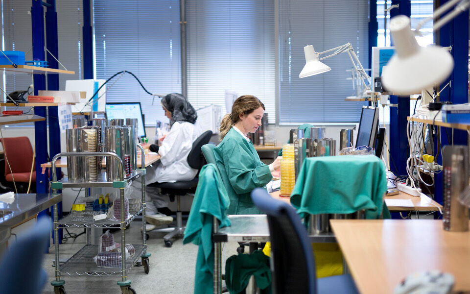 Noen laboratorier har hatt utvidete åpningstider lenge. Andre er i en fase med diskusjoner og planlegging om hvordan de skal imøtekomme ønsket fra klinikerne om bedre service. Illustrasjonsfoto: Annette Larsen