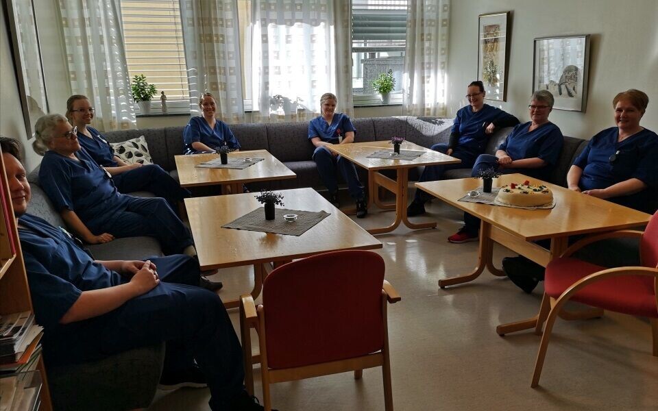 Kakefest med god avstand mellom deltakerne på laben i Levanger. Foto: Privat