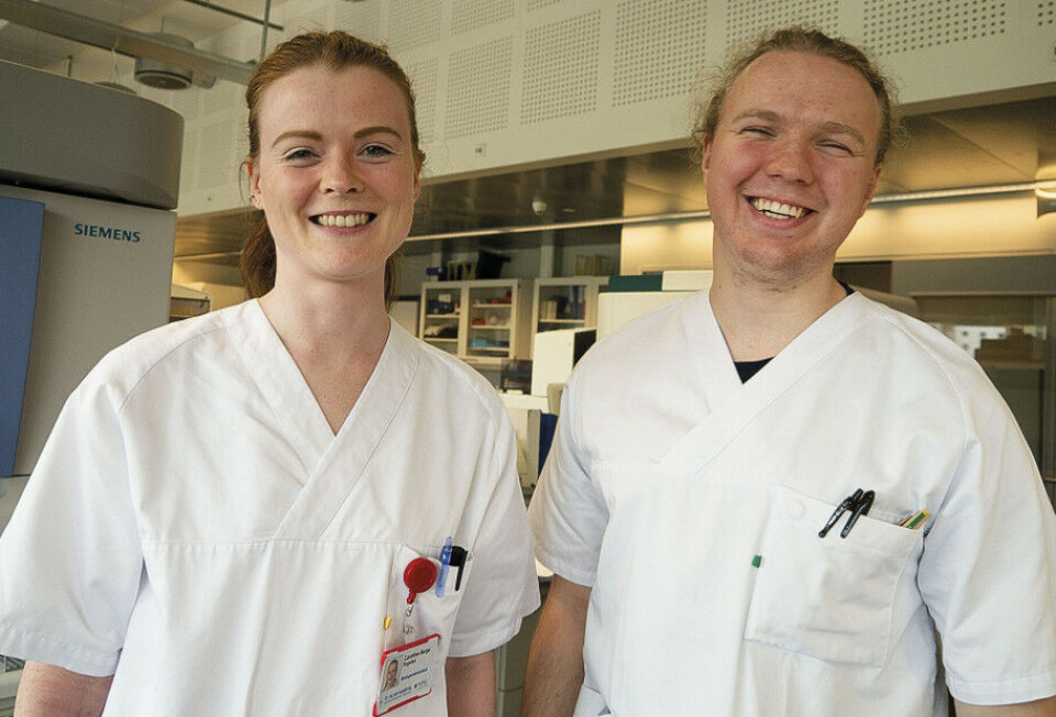 Tre timer med eksamen er over og Caroline Rogstad og Helge Monsson er lettet. De vet at de gjorde noen feil, men de er likevel sikre på å stå. Foto: Grete Hansen