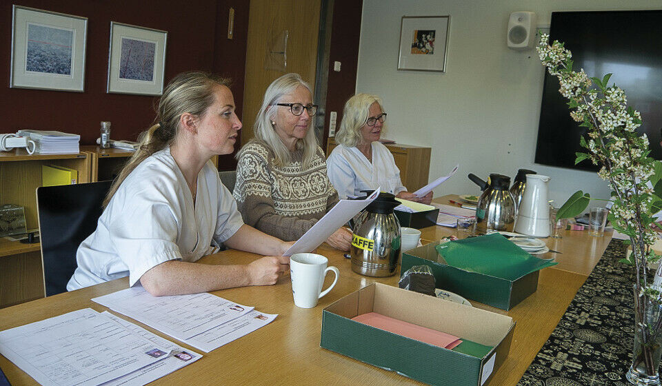 Alle sensorene, her ved tre av dem, har samlet seg for å evaluere de 18 studentene. Fra venstre Kine Kristiansen, Kirsten Slotterøy og Martha Berge. Foto: Grete Hansen