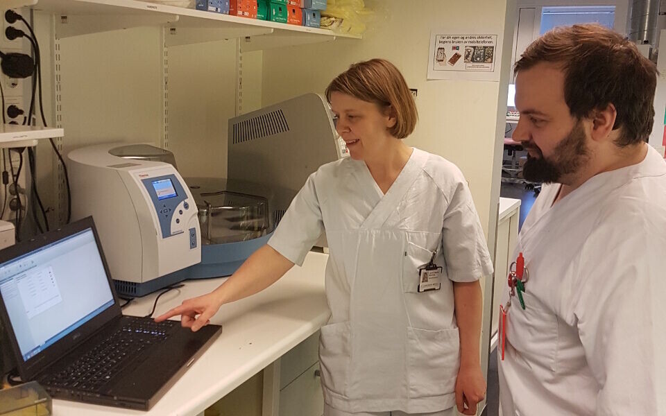 Artikkelforfatter Janne Fossum Malmring sammen med kollega Diamant Sejrani ved King Fisher instrument til ekstraksjon