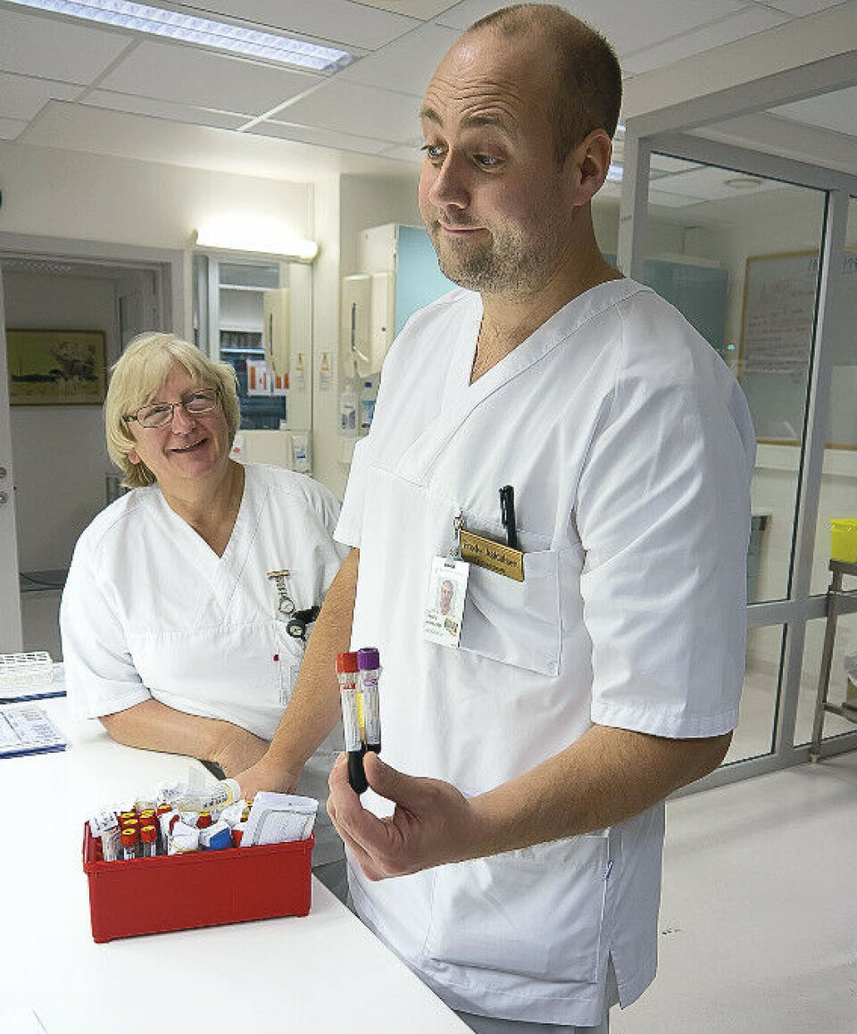 Frode Askildsen viser oppgitt fram et par prøver uten etiketter. Karin Bergland sympatiserer. Foto: Grete Hansen