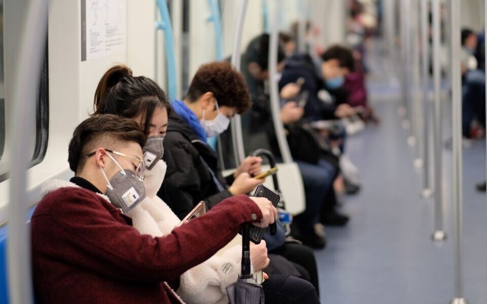 Passasjerer iført munnbind på undergrunnsbanen i Shanghai. Bildet er tatt etter at utbruddet av coronavirus ble kjent. Mange tror at munnbind hjelper, men Folkehelseinstituttet anbefaler ikke bruk av munnbind for friske personer utenfor helsetjenesten. Faktisk kan smittefaren øke, fordi folk bruker munnbindet feil eller tar seg oftere til ansiktet enn de ellers ville gjort. Foto: iStock / Robert Wei