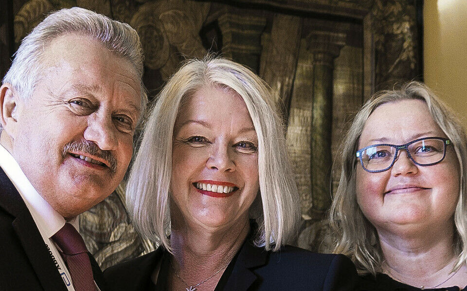 Ny presidenttroika i IFBLS: President elect Alan Wainwright (England), president Anne Lindgren Berndt og past president Marie Nora Roald. Andre medlemmer av IFBLS-styret: Bert Asbild (Danmark), Anselm A. Ewang (Kamerun), Leila Florento (Filipinene), Hironori Katayama (Japan) og Cathy Otto (USA). Foto: Grete Hansen