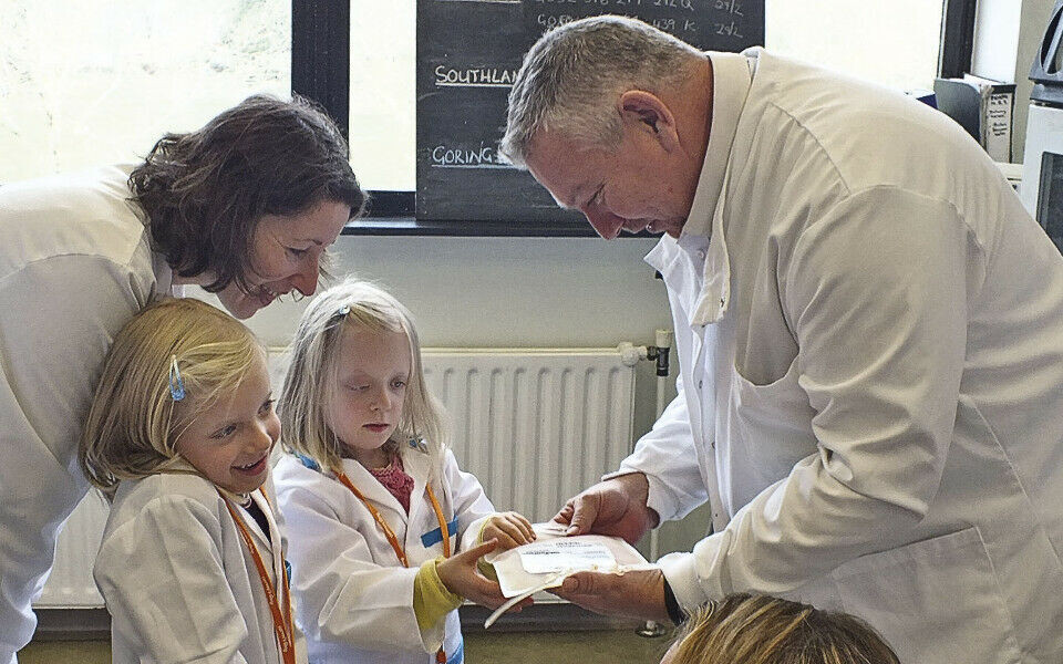 De eneggede tvillingene Annie og Claudia fikk samme sykdom, og ville på laboratoriebesøk. I takkebrevet fra foreldrene sto det: “Annie and Claudia have decided to become scientists so they can work in a blood lab, as they call it. They’ve already tested blood from all their soft toys”.