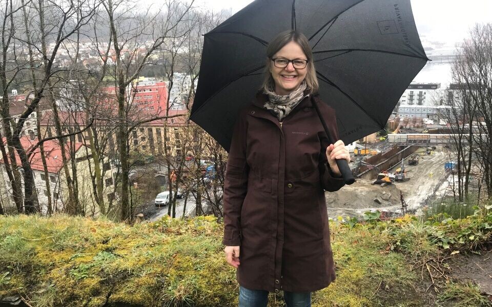 ALLERGIKER: Vått og grått har tidligere vært Kjersti Sandviks foretrukne vårvær. Nå har hun imidlertid vaksinert seg mot pollen, og sier ja takk til en varm og tørr vår. (Foto: Privat)