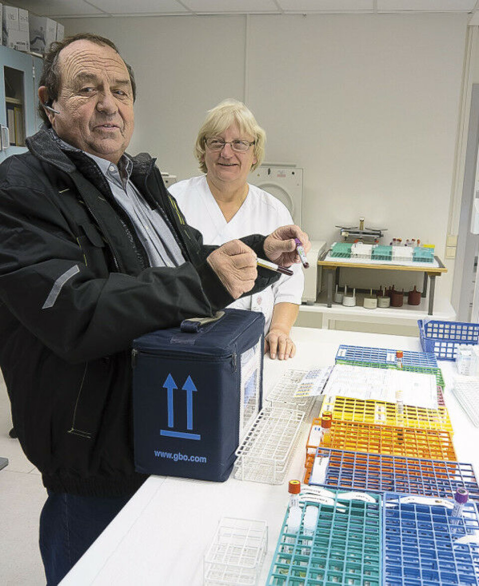 Noen av budene er innom laboratoriet flere ganger om dagen. Her er «bybudet» som leverer prøver tatt i Arendal. Karin Bergland tar imot. Foto: Grete Hansen
