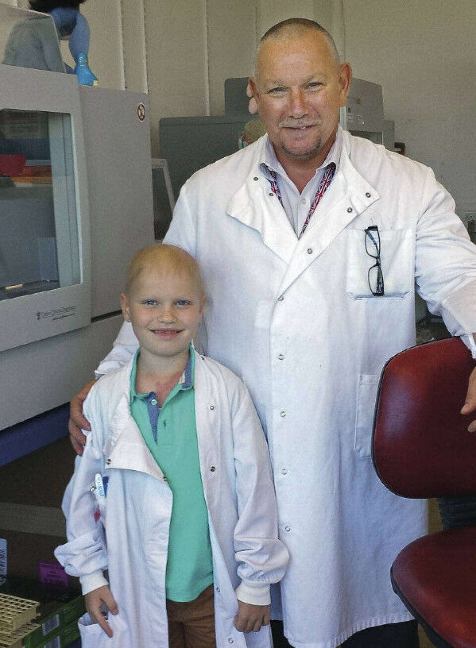 Gutten som startet det hele, Harvey Buster Baldwin, sammen med bioingeniør Malcolm Robinson.