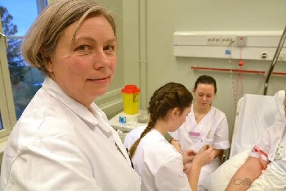 Sammen med en kollega fra Noklus Nord-Trøndelag har Randi Rekkebo hatt 130 sykepleierstudenter på opplæring i blodprøvetaking. (Foto: Bjørnar Leknes, Nord universitet) Bioingeniør Randi Rekkebo, Noklus