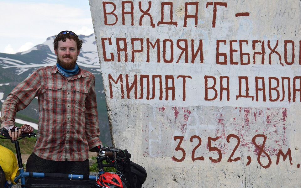 Bjørn Benjaminsen tar en pust i bakken, 3250 meter over havet i de sentralasiatiske fjellene. Veien gjennom Pamir brakte til slutt ham og sykkelen opp på over 4000 meters høyde. Foto: Privat