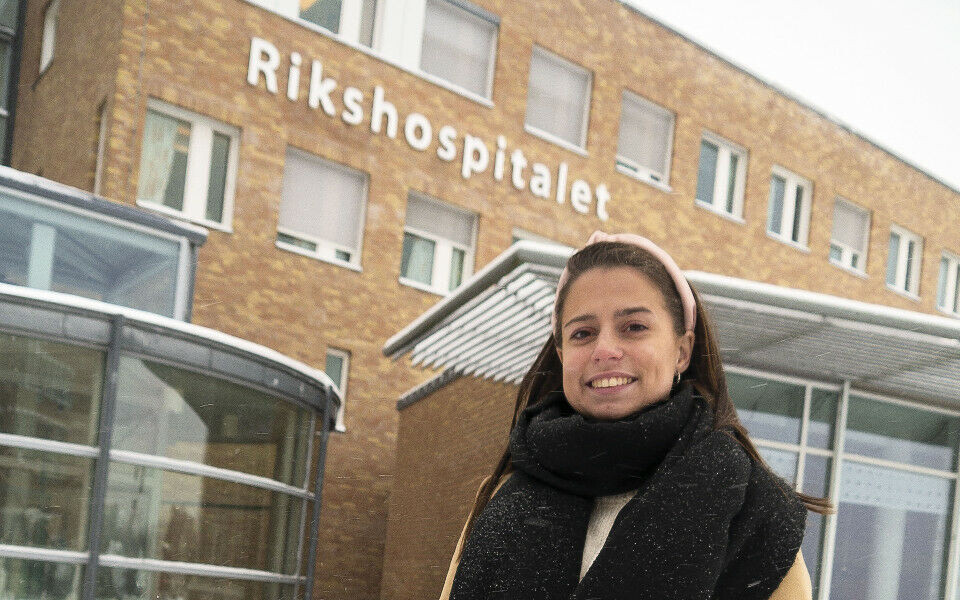 Benedicte Abelló foran Rikshospitalet. Der ble hun transplantert i 2014 – og der jobber hun som sykepleier i dag. Foto: Grete Hansen