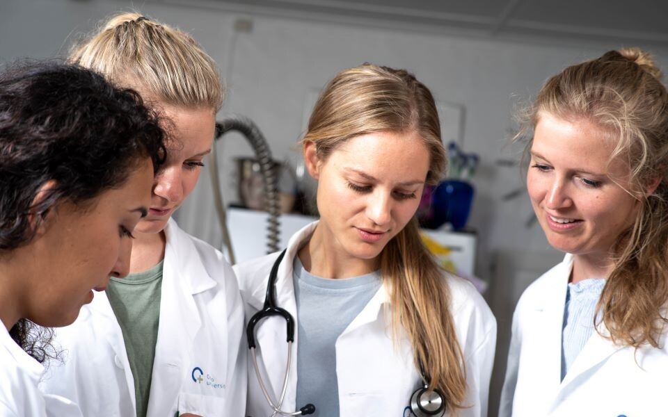 Å lære av hverandre er nyttig og viktig. Arbeidsplassen må sørge for at uformell læring skjer i tråd med prosedyrer og regler. Illustrasjonsfoto: Heidi Hansen