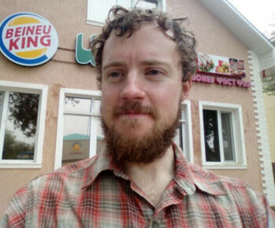 KLAR FOR MAT: Etter en hard etappe i 40 graders varme er Bjørn fremme i Almaty i Kasakhstan. Han sov i 14 timer, spiste to menyer på den lokale Burger King-restauranten, og sov 12 timer til. Foto: Privat Bjørn Benjaminsen