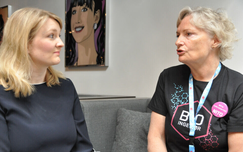 Eva Lisa Piiksi (t.h.) fulgte intenst med på foredraget til Ingvild Sørvoll om heparinindusert trombocytopeni (HIT). Etterpå fikk hun en prat med henne. Foto: Svein Arild Liljebakk.