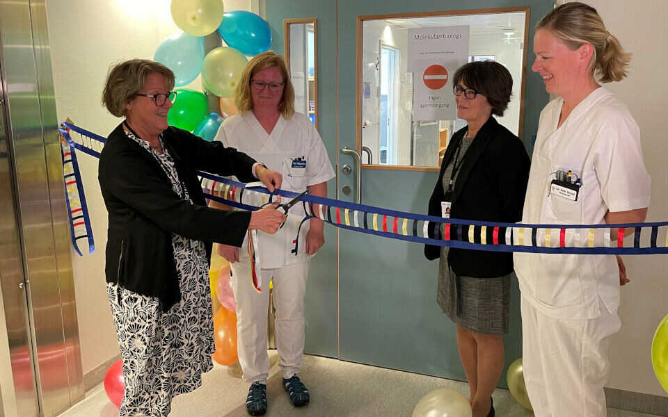 Fra åpningen av det nye laboratoriet hos Sykehuset Innlandet på Lillehammer. Fra venstre: Administrerende direktør Alice Beathe Andersgaard, overbioingeniør Toril Storgjelten, avdelingssjef Merete Holth, konstituert overbioingeniør Lise Mette Mosand. Foto: Sykehuset Innlandet