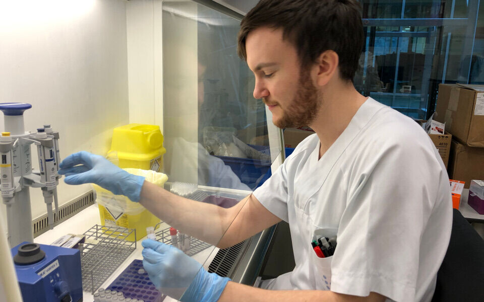 Haukeland universitetssjukehus innførte koronatesting i pakken med luftvegsviruspåvising, med in-house-metode. Her er det Håvard Fosse som klargjør koronaprøver for analysering. Foto: Randi Monsen Nygaard