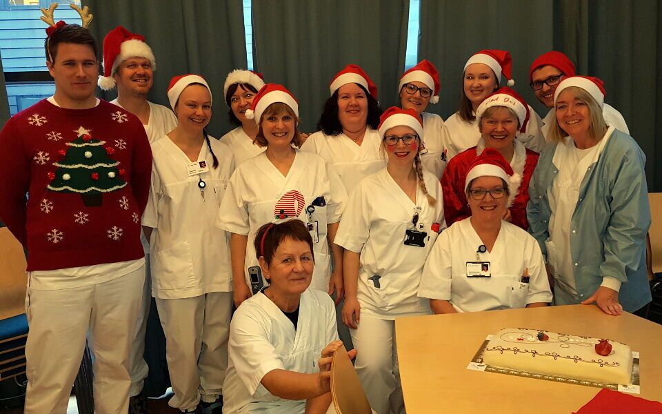 Kakelunsj og julestemning hos mikrobiologiavdelingen i Førde. Foto: Privat