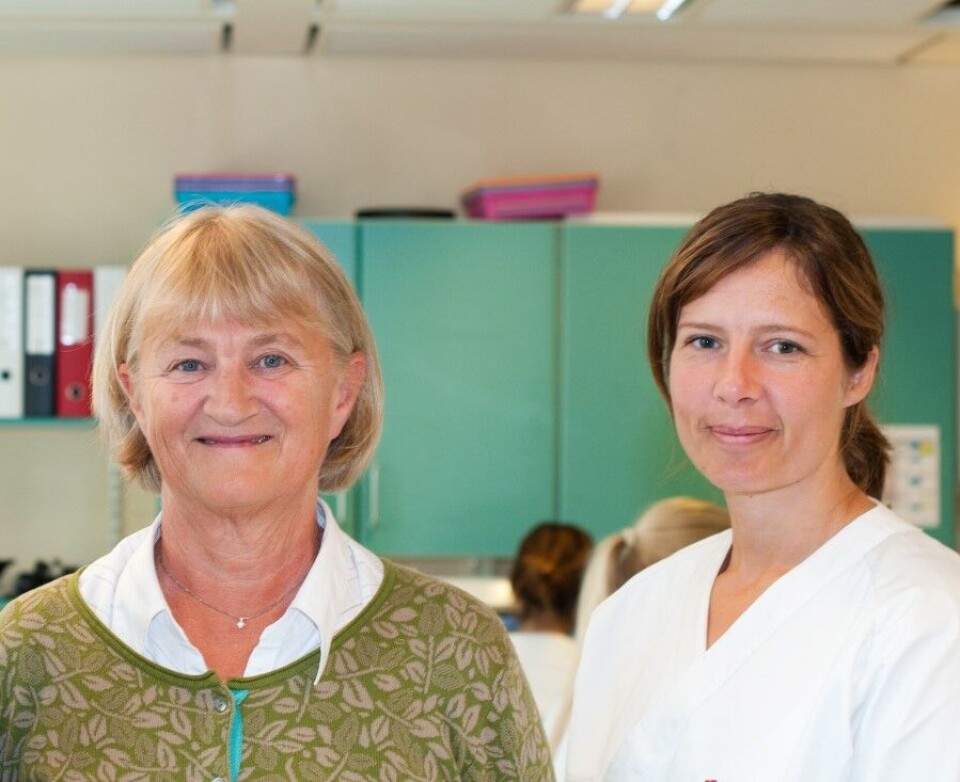 Seksjonsleder Lise Ørbech (til venstre) og fagbioingeniør Eva Haugen synes det er belastende å tenke på de pasientene som ikke blir prioritert gjennom pakkeforløpene, og som må vente for lenge på analysesvar. Foto: Frøy Lode Wiig. Seksjonsleder Lise Ørbech (til venstre) og fagbioingeniør Eva Haugen synes det er belastende å tenke på de pasientene som ikke blir prioritert gjennom pakkeforløpene, og som må vente for lenge på analysesvar. Foto: Frøy Lode Wiig.