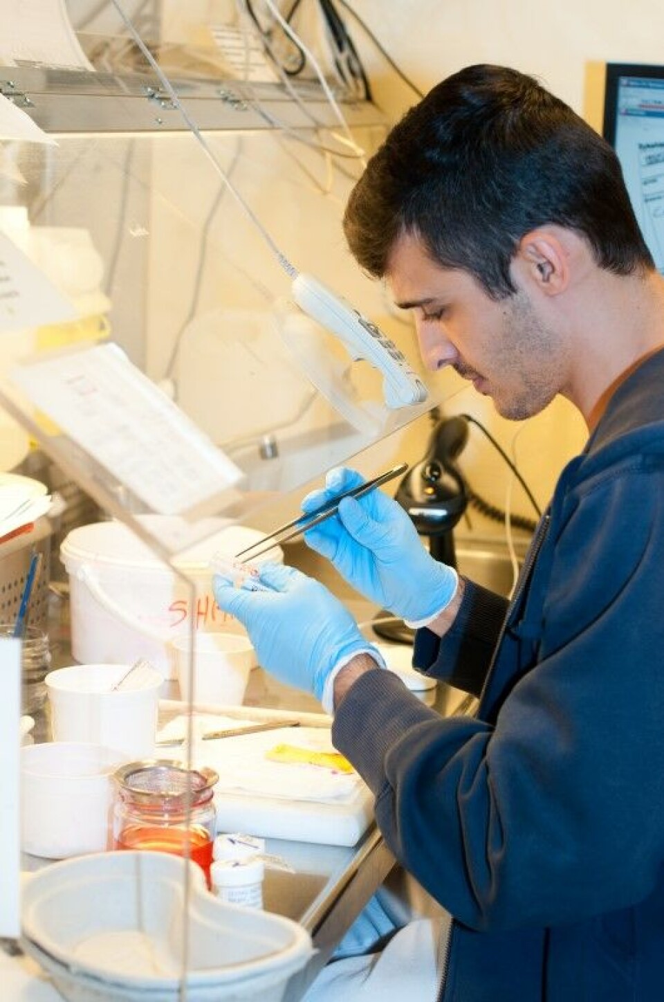 Bioingeniør Ako Kameran Sadullah registrerer prøver.