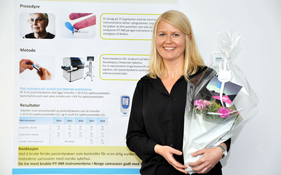 Eva Rønneseth fra Noklus foran vinnerposteren. Foto: Svein A. Liljebakk