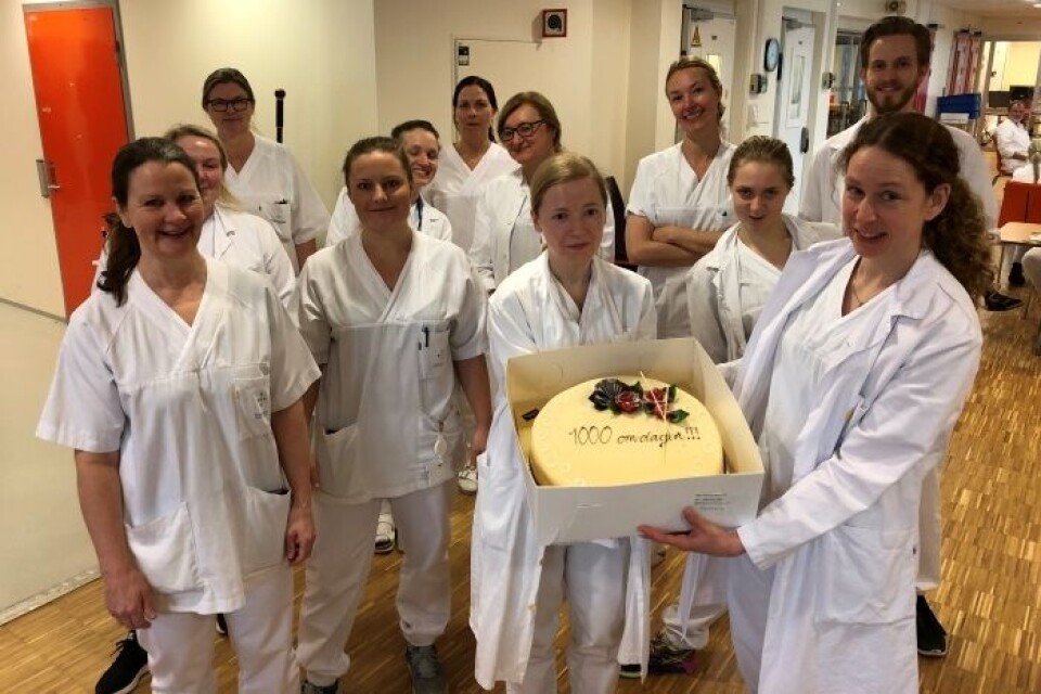 Seksjonsoverlegen spanderte kake da det ble klart at Molekylærbiologisk seksjon klarte 1000 koronaprøver per dag. Foto: Privat