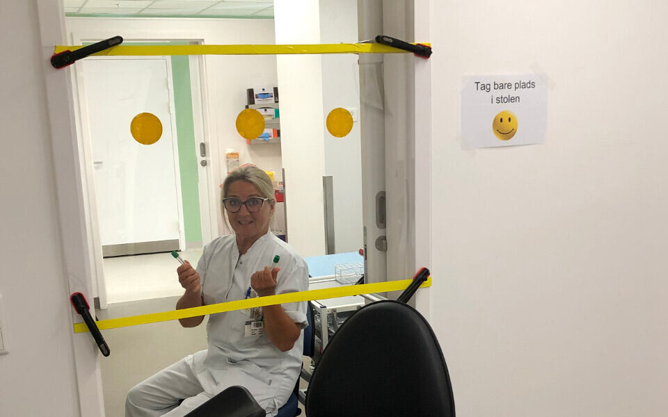 Bioingeniør ved Kolding hospital i Danmark har beskyttet seg. Foto privat, gjengitt med tillatelse fra det danske tidsskriftet dbio.