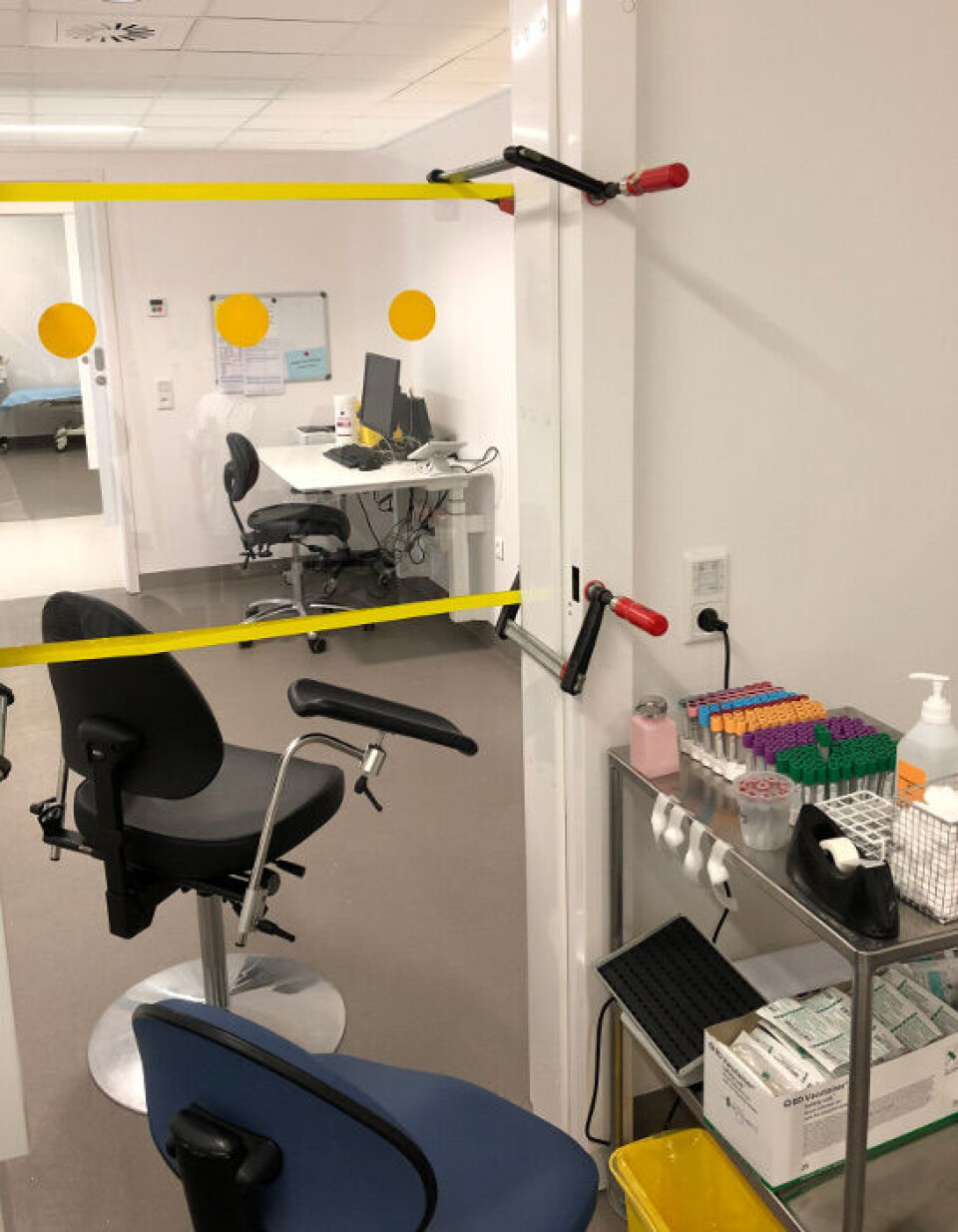 Prøvetakingsstasjonen sett fra bioingeniørenes side av pleksiplaten. Foto: Privat, gjengitt med tillatelse fra det danske tidsskriftet dbio.
