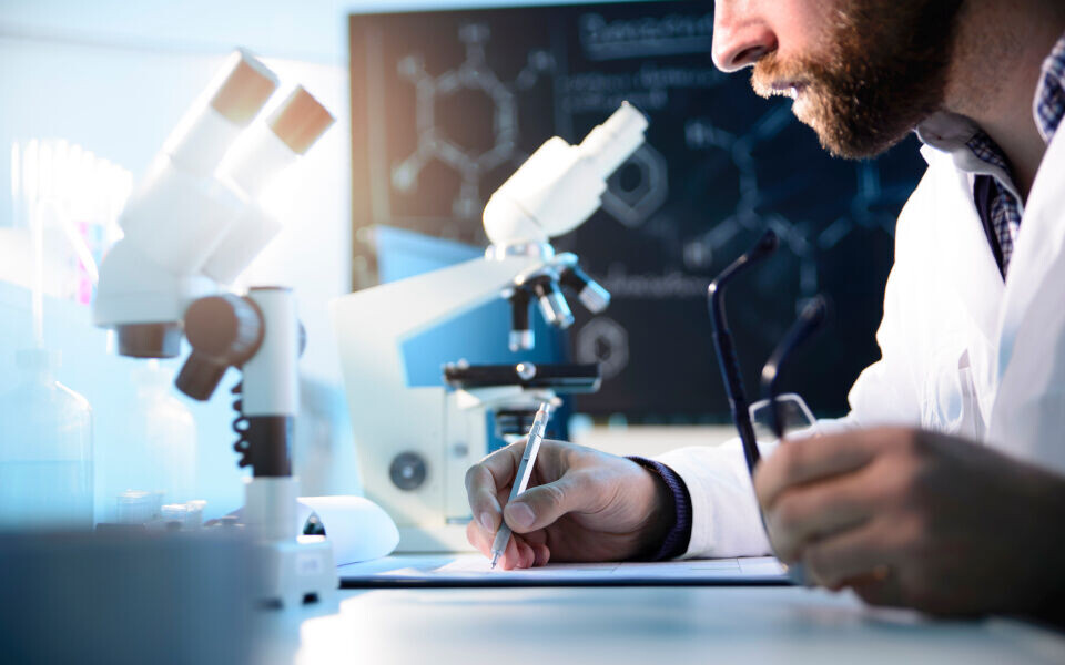 Bioingeniører tar høyere grader og deltar i viktige forsknings- og utviklingsprosjekter. Skal det bli synlig må de fortsette med å bruke bioingeniørtittelen. Illustrasjon: iStock