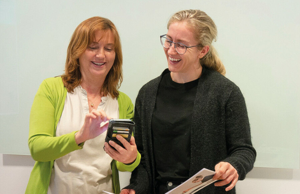 Jane Mørch-Jensen og Linda Dragland har fått gode tilbakemeldinger fra helsesekretærelever på spillet «Prøvetakingsmesteren». Nå vil de ha med bioingeniørstudenter på moroa. Foto: Grete Hansen