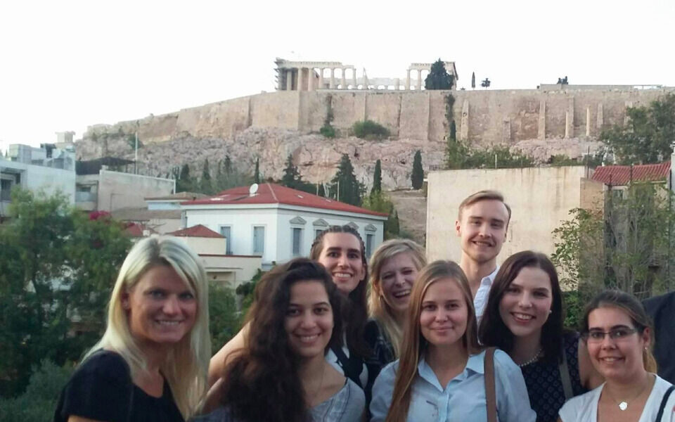De norske bioingeniørstudentene Sigbjørn P. Eriksen (bakerst) og Nadia Huse Skauge (nr. 2 fra høyre) foran Akropolis, sammen med europeiske medstudenter.