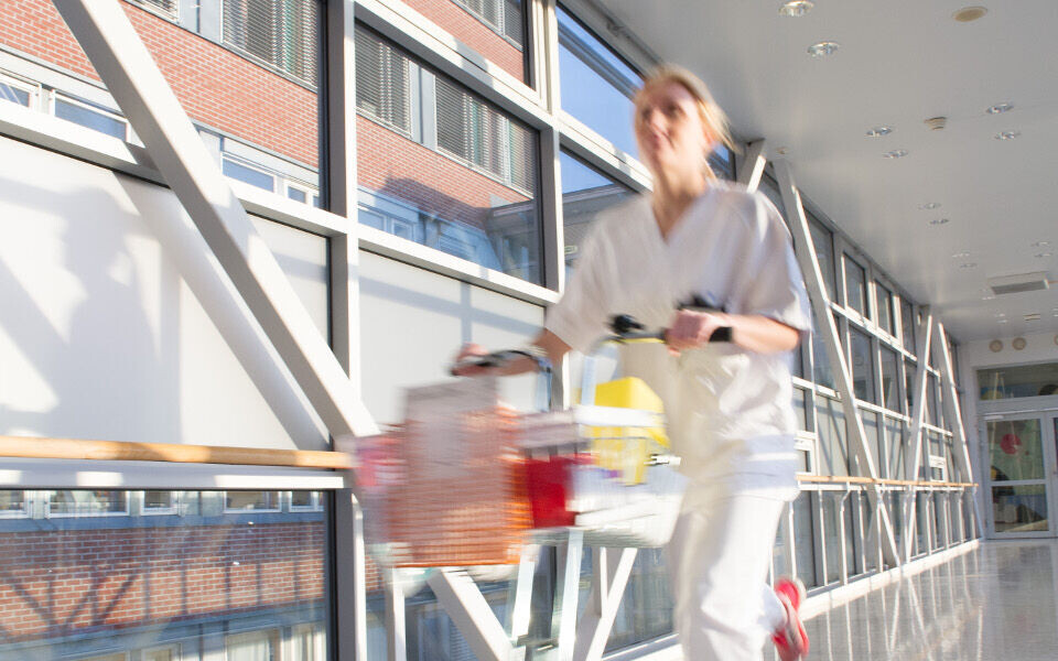 På en lang og strevsom morgenrunde kan bioingeniørene kjenne presset om å bruke minst mulig tid på hver enkelt pasient. Foto: Tomas Moss