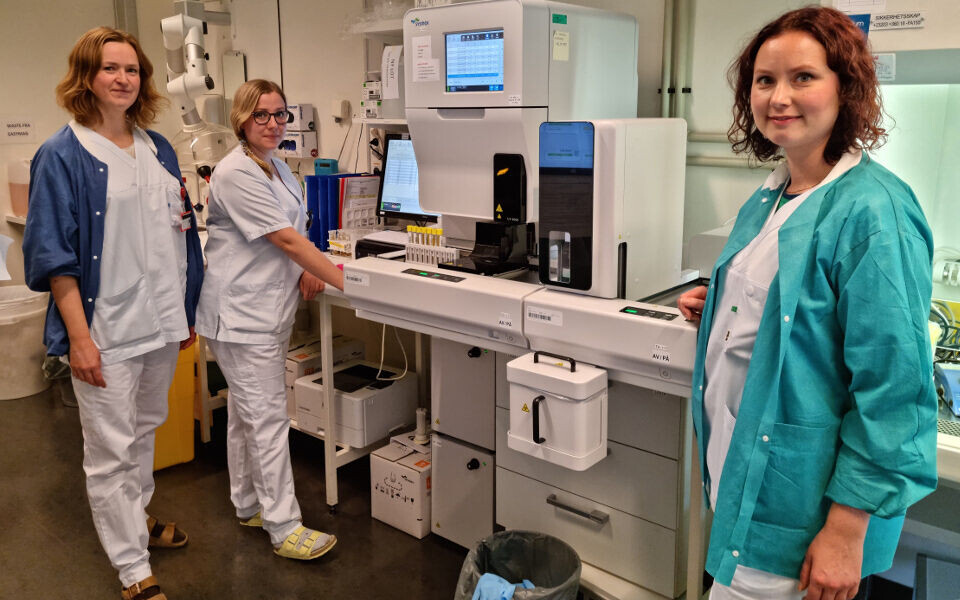 Fra venstre Kjersti Haugum (spesialbioingeniør), Jannicke Skage (fagansvarlig urin) og Mariann Tetik (fagansvarlig prøvemottak), alle fra «baktlab» på St. Olavs. De har undersøkt om det er lurt å screene urinprøvene før de går videre til dyrking. Her ved Sysmexen der de i dag screener med flowcytometri. Foto: Hege Snøsen.