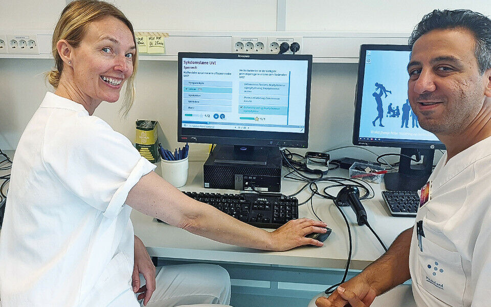 Bente Bølstad og Kareem Amer går gjennom en digital case. Begge er bioingeniører ved molekylærbiologisk seksjon ved mikrobiologisk avdeling, Haukeland universitetssjukehus (HUS). Foto: Rebecca Irene Breistein (HUS).