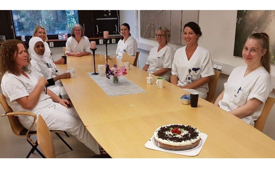 Inger Oliv Hauge og kollegene ved Sykehuset Innlandet, Elverum, vant kryssordkonkurransen i Bioingeniøren nr. 5 og fikk kake som premie. Foto: Privat